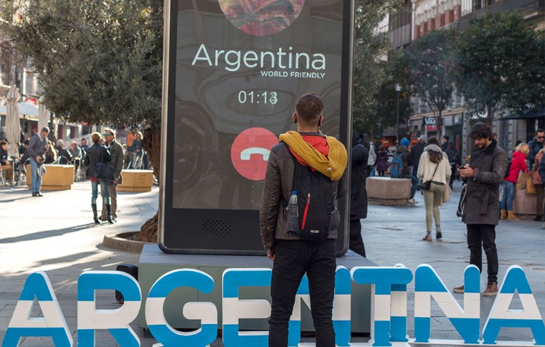 El celular gigante que Argentina llevó a Madrid para atraer a los turistas españoles