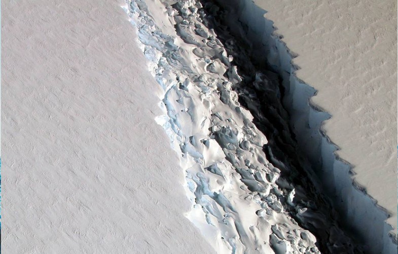 La Antártida se divide en icebergs gigantes