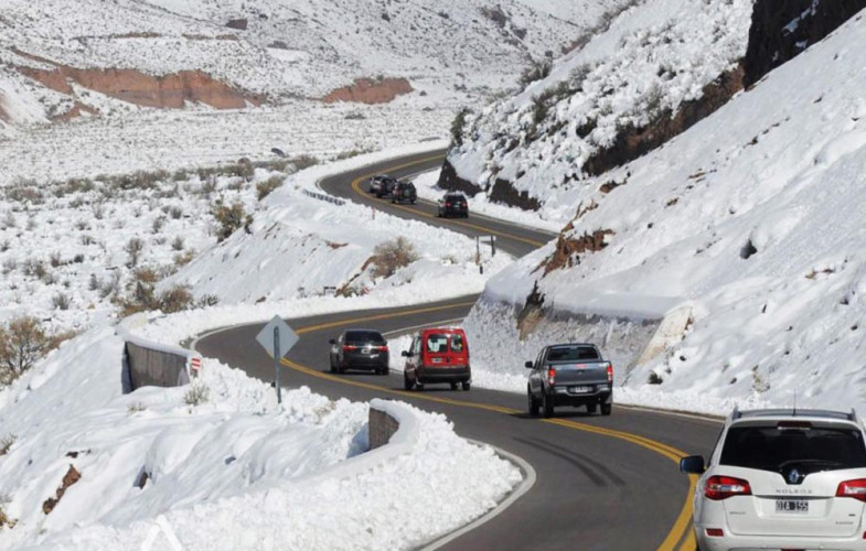 Recomendaciones para viajar en auto sobre rutas nevadas